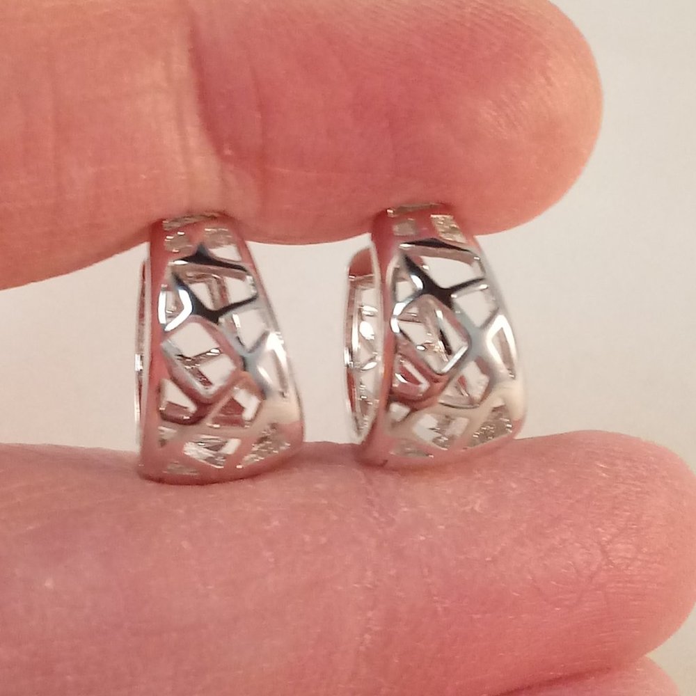 18K White Gold Filled Carved Hoop Earrings 14mm Women's Party Gift - Picture 1 of 3